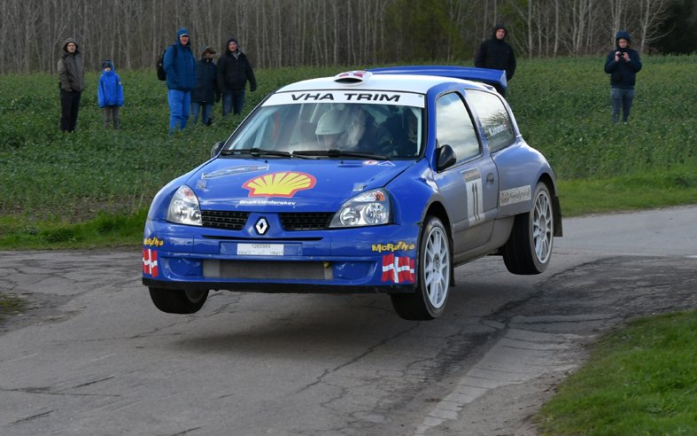 Carsten Jensen og Michael Fasterholdt/Per Brodersen er i Renault Clio et godt eksempel på, at man kan være med i de forreste linier med en lille bil. De er med 116 point på en sjetteplads i DM-opgøret.
(Foto: MD/autoMOTIV - specialpress)